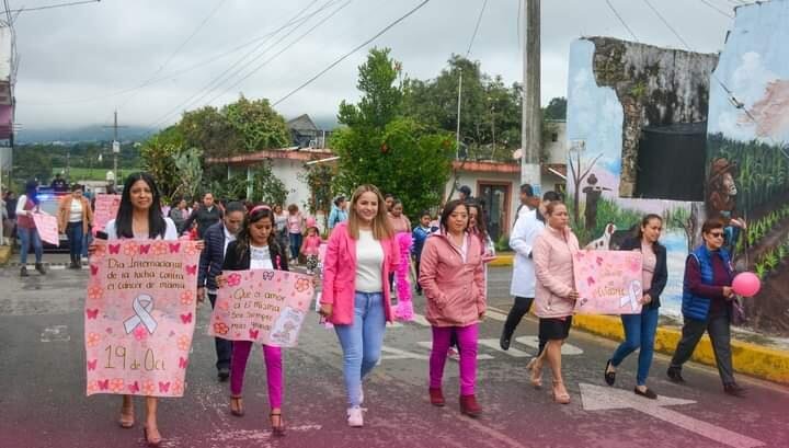 MARCHAN PARA CREAR CONCIENCIA SOBRE EL CÁNCER DE MAMA