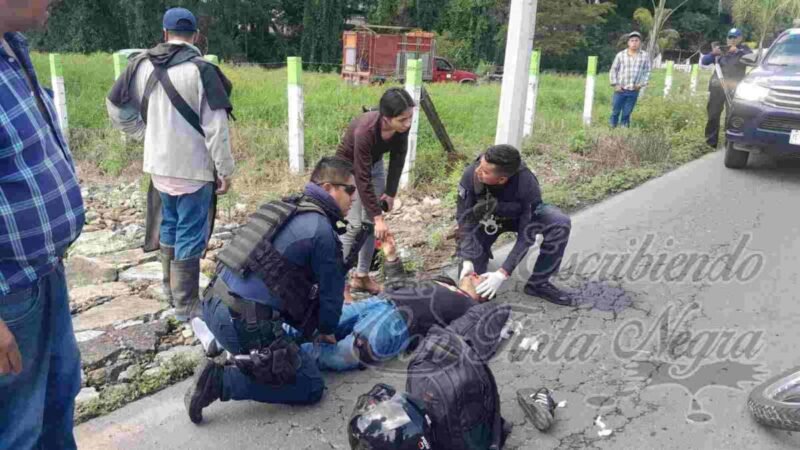 IMPACTA AUTO A MOTOCICLISTAS Y SE DA A LA FUGA