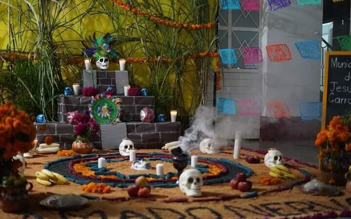 MONTAN ALTARES DE DÍA DE MUERTOS EN TOMATLÁN