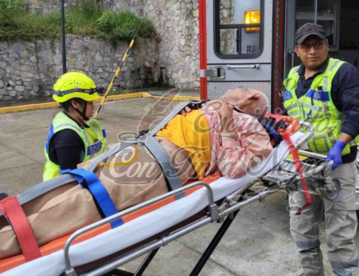 SE CORTA LAS VENAS CON UN CUCHILLO