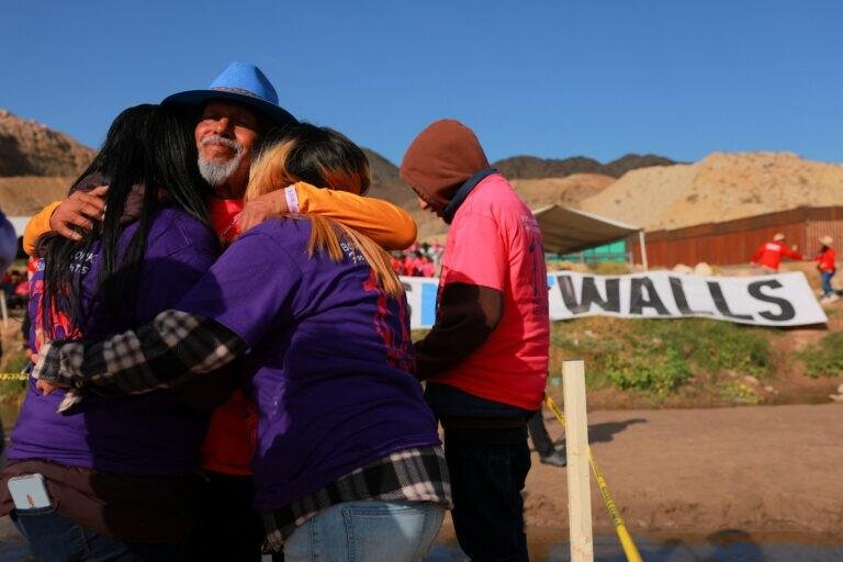 AL MENOS 200 FAMILIAS SE REÚNEN EN FRONTERA ENTRE MÉXICO Y ESTADOS UNIDOS