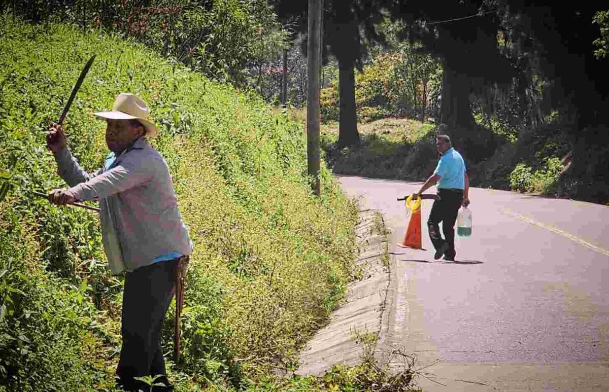 DAN MANTENIMIENTO A CAMINOS EN CALCAHUALCO