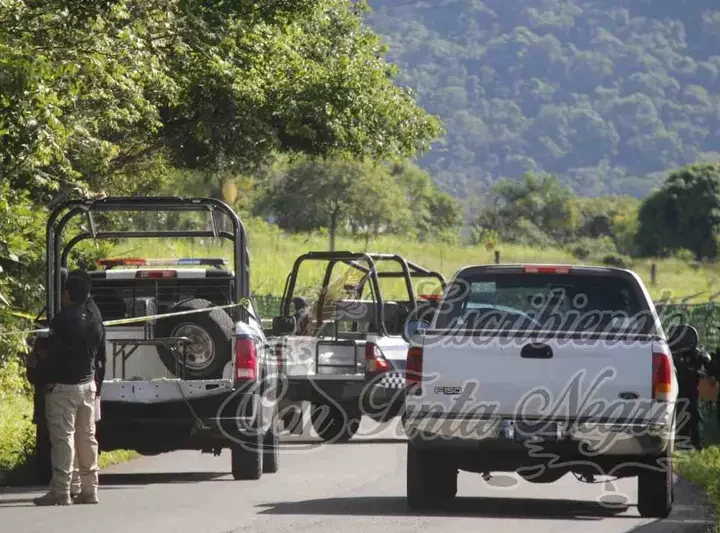 ENCUENTRAN CADAVER JUNTO A LA CARRETERA