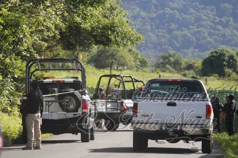 ENCUENTRAN CADAVER JUNTO A LA CARRETERA
