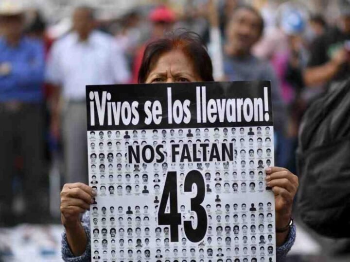 CLAUDIA SHEINBAUM CONVOCA A LOS PADRES DE LOS 43 NORMALISTAS DESAPARECIDOS DE AYOTZINAPA