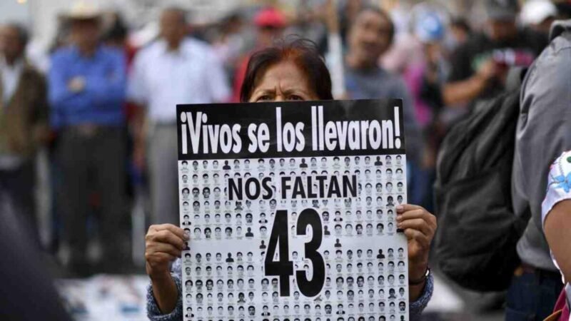 CLAUDIA SHEINBAUM CONVOCA A LOS PADRES DE LOS 43 NORMALISTAS DESAPARECIDOS DE AYOTZINAPA