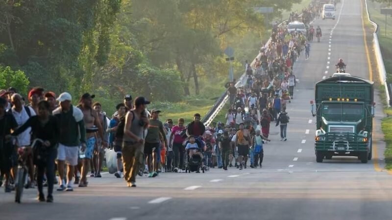 CARAVANAS MIGRANTES ACELERAN EL PASO ANTE LLEGADA DE TRUMP