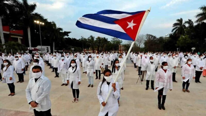 LLEGAN A MÉXICO 199 MÉDICOS CUBANOS DE 29 ESPECIALIDADES