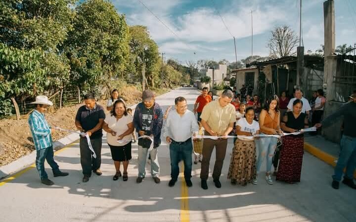 ESTRENAN CALLE EN DOS CAMINOS