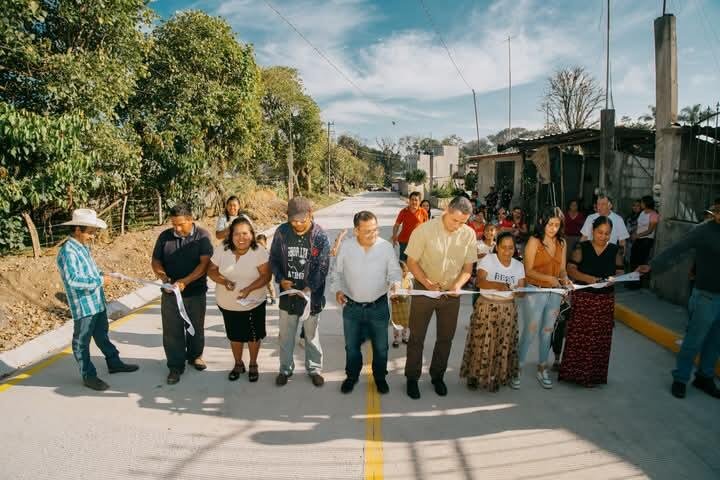 ESTRENAN CALLE EN DOS CAMINOS