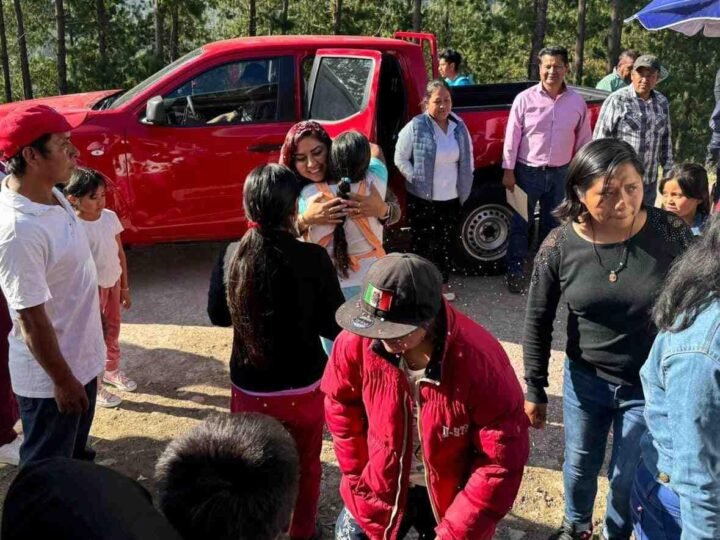 ENTREGA GUADALUPE ROSAS DOS OBRAS EN SAN JOSÉ XITECO