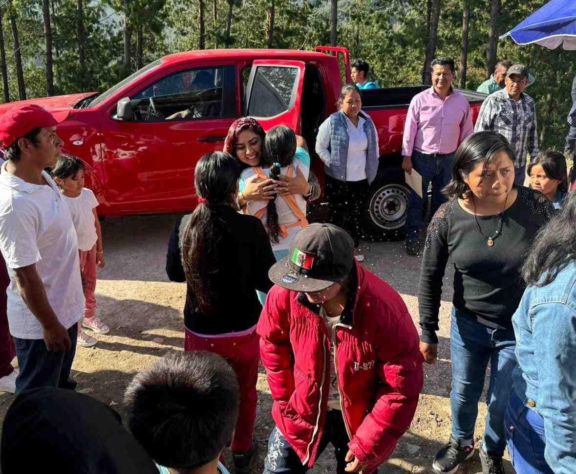 ENTREGA GUADALUPE ROSAS DOS OBRAS EN SAN JOSÉ XITECO