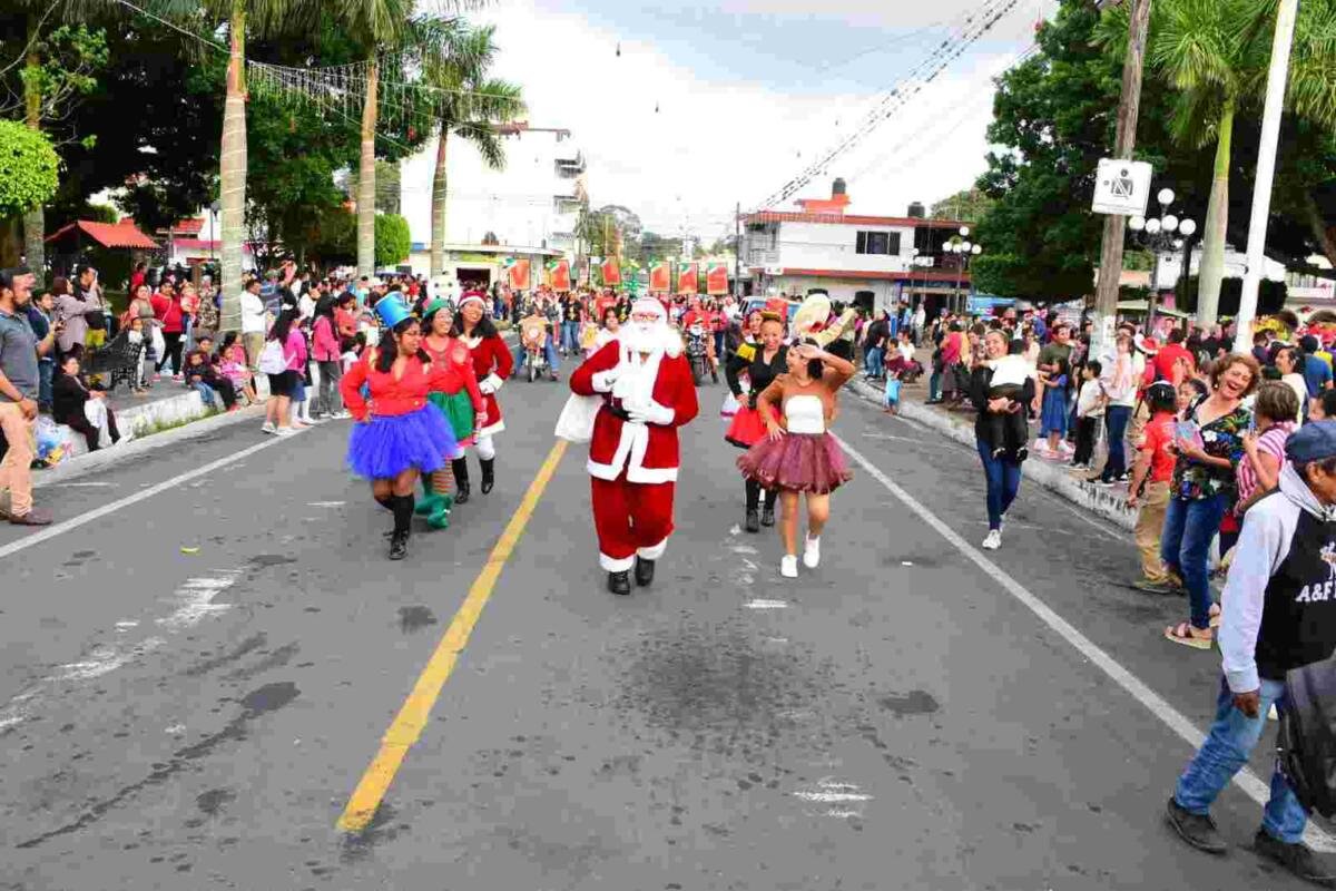 INVITAN AUTORIDADES A DESFILE NAVIDEÑO