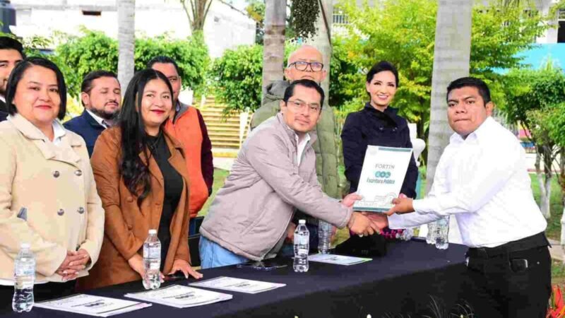 ENTREGA GERARDO ROSALES VICTORIA ESCRITURAS A ESCUELAS