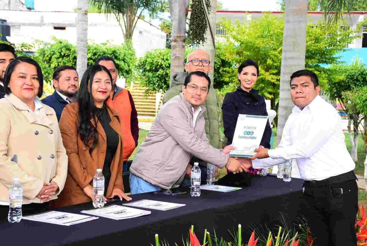 ENTREGA GERARDO ROSALES VICTORIA ESCRITURAS A ESCUELAS