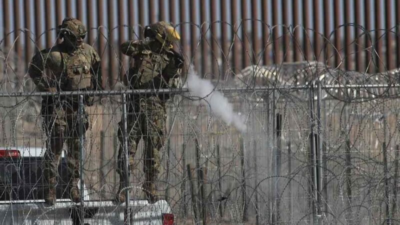 AGENTES ESTADOUNIDENSES DISPARAN BOLAS DE PIMIENTA A MIGRANTES EN FRONTERA DE MÉXICO