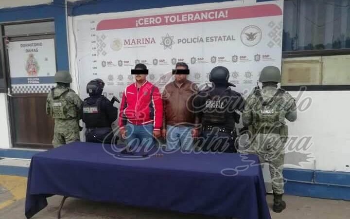 DETIENEN A DOS CON ARMA DE FUEGO