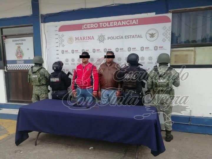 DETIENEN A DOS CON ARMA DE FUEGO