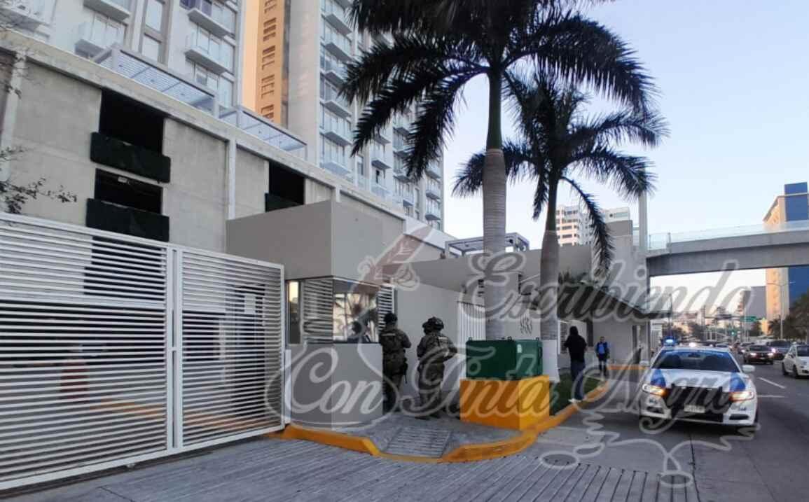 MUERE AL CAER DE EDIFICIO DE 20 PISOS