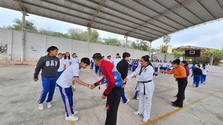 ENSEÑAN A JÓVENES A DEFENDERSE