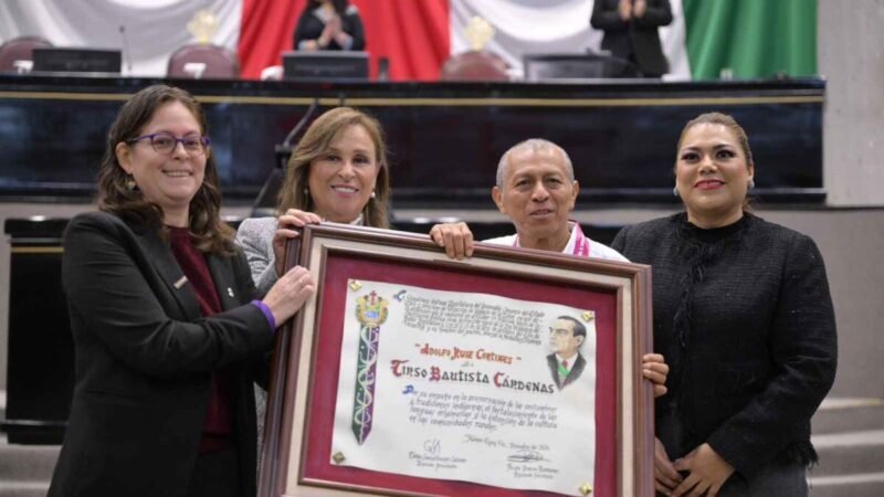 ENTREGAN MEDALLA ADOLFO RUIZ CORTINES A PROFESOR DE LENGUAS INDÍGENAS