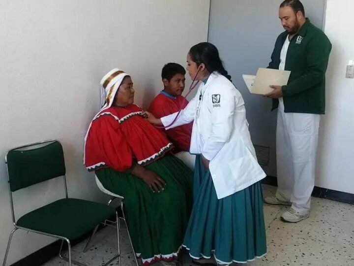 PRIMERA MÉDICA RARÁMURI LABORA EN HOSPITAL DEL IMSS BIENESTAR