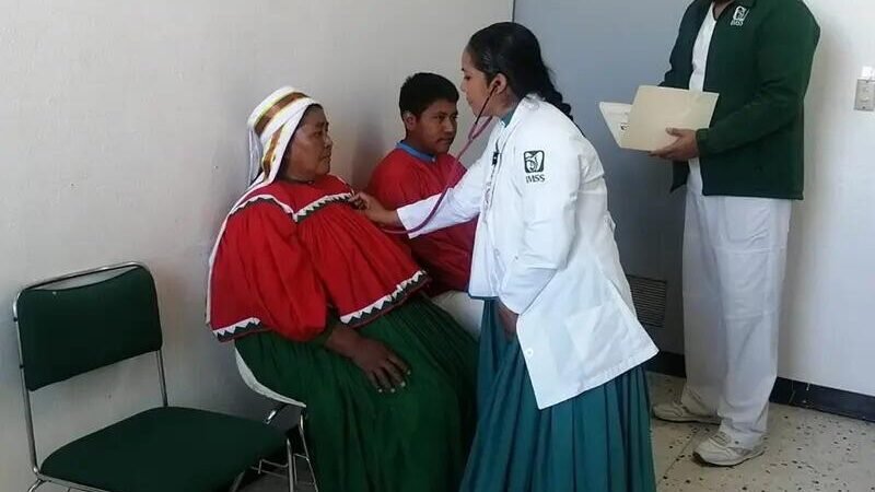 PRIMERA MÉDICA RARÁMURI LABORA EN HOSPITAL DEL IMSS BIENESTAR