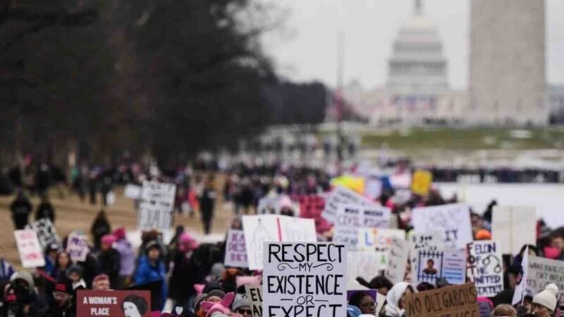 DECENAS DE PERSONAS SE MANIFIESTAN EN WASHINGTON, PREVIO A LA INVESTIDURA DE TRUMP