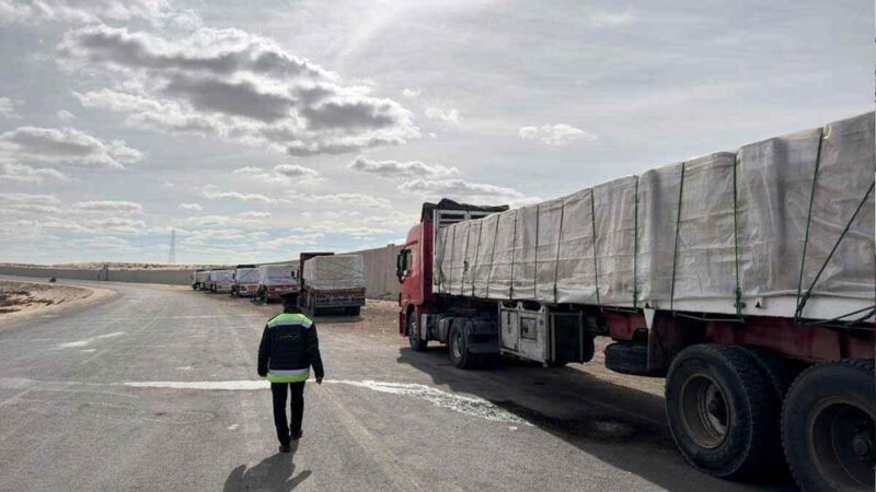 ENTRAN A GAZA CAMIONES CON AYUDA HUMANITARIA A TRAVÉS DE LA FRONTERA EGIPCIA