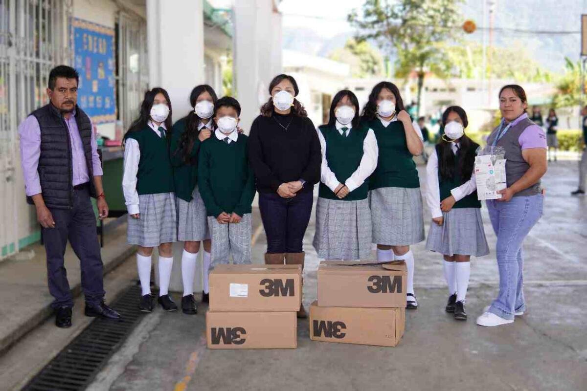 ENTREGAN CUBREBOCAS EN ESCUELAS DE IXHUATLÁN