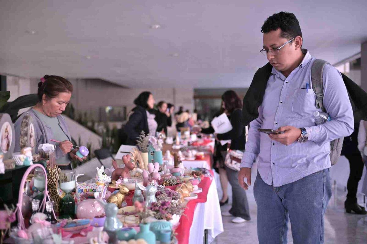 EXHIBEN EN EL CONGRESO DEL ESTADO ARTESANÍAS DE LA REGIÓN DE COATEPEC
