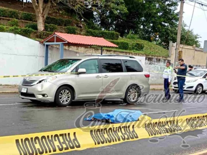 CAMIONETA ARROLLA Y MATA A MUJER