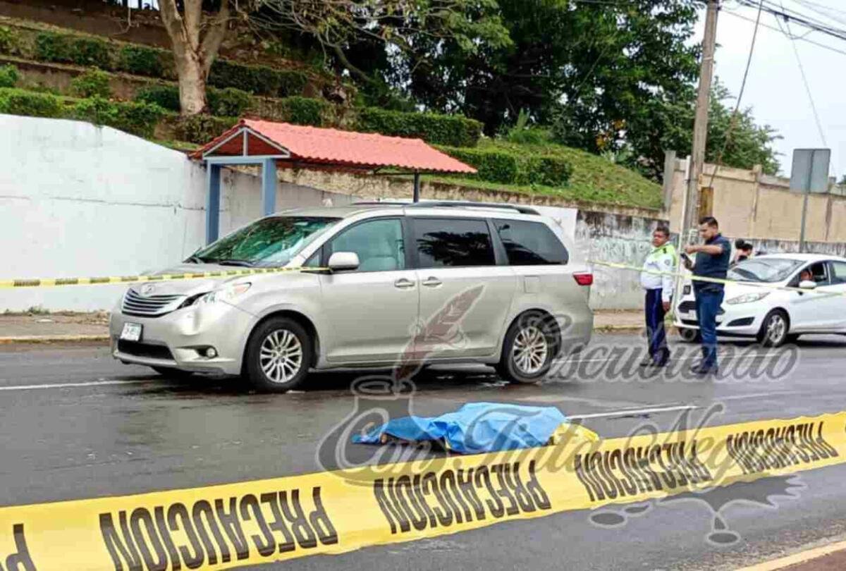 CAMIONETA ARROLLA Y MATA A MUJER