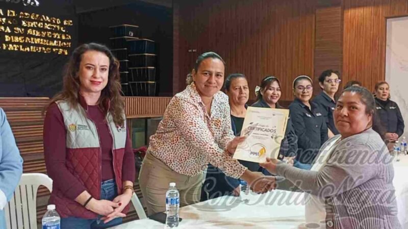 SE GRADUAN DE CURSOS DEL INSTITUTO MUNICIPAL DE LA MUJER EN ALPATLÁHUAC