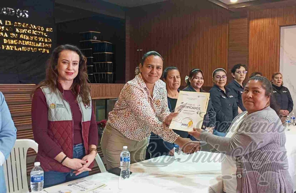 SE GRADUAN DE CURSOS DEL INSTITUTO MUNICIPAL DE LA MUJER EN ALPATLÁHUAC