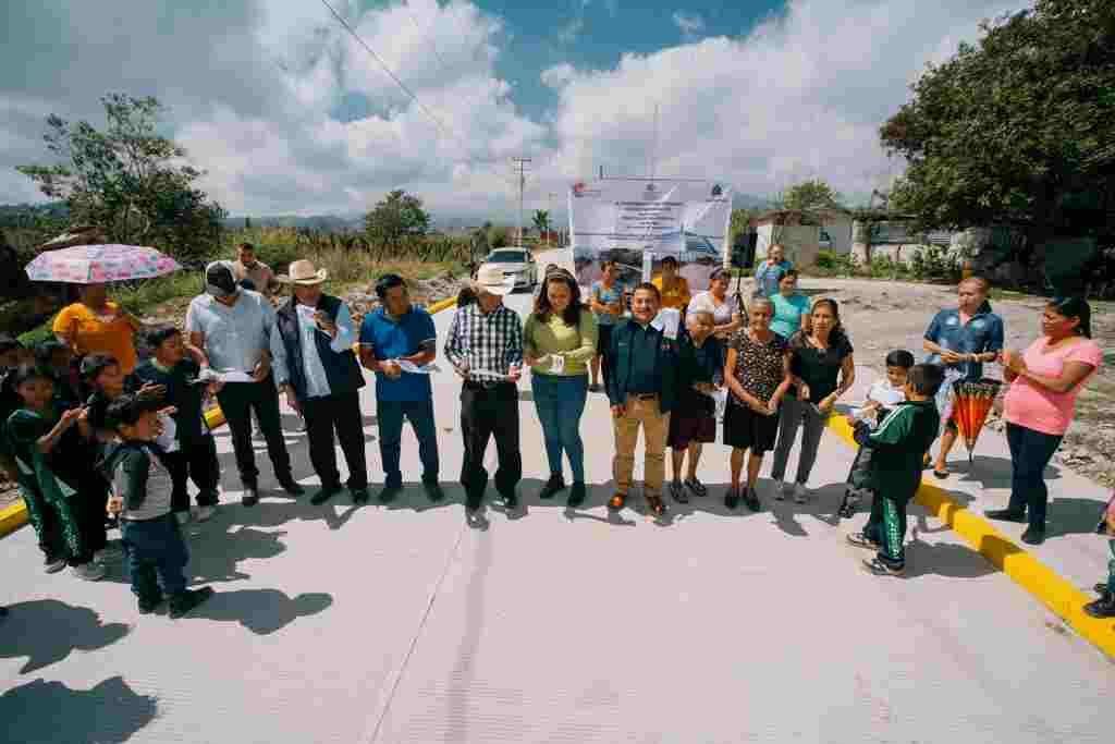 INAUGURA ALCALDE OBRA EN MOYOAPAN GRANDE