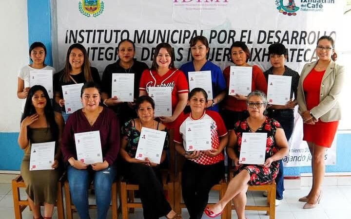 ENTREGAN CERTIFICADOS A MUJERES DE IXHUATLÁN