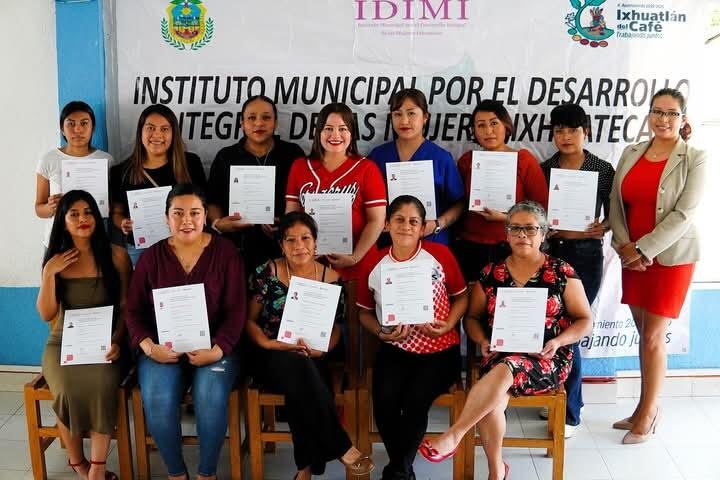 ENTREGAN CERTIFICADOS A MUJERES DE IXHUATLÁN