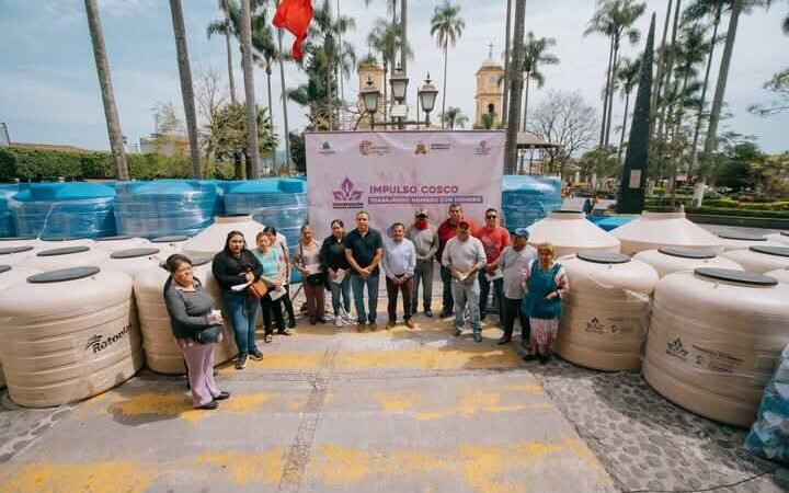 ENTREGAN DEPÓSITOS DE AGUA EN COSCOMATEPEC