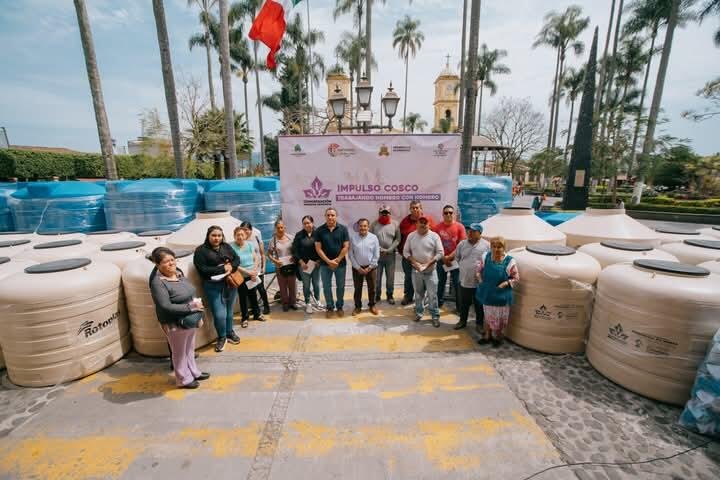 ENTREGAN DEPÓSITOS DE AGUA EN COSCOMATEPEC