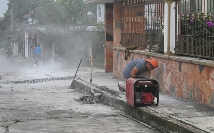 COMIENZAN TRABAJOS PARA COLOCAR LUMINARIAS EN TOMATLÁN