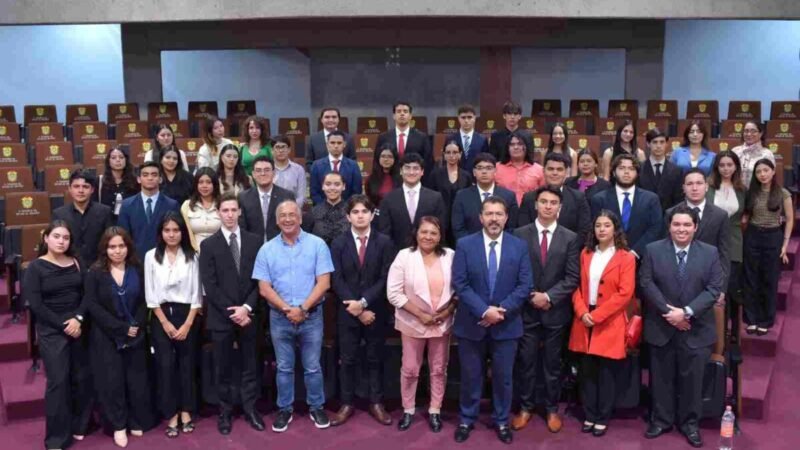 ATIENDE PRESIDENTE DE LA JUCOPO A ESTUDIANTES DE DERECHO