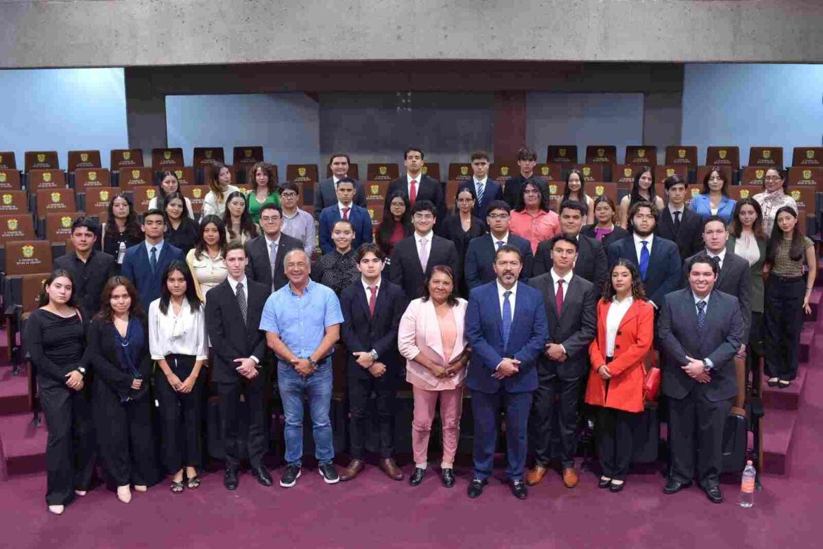 ATIENDE PRESIDENTE DE LA JUCOPO A ESTUDIANTES DE DERECHO