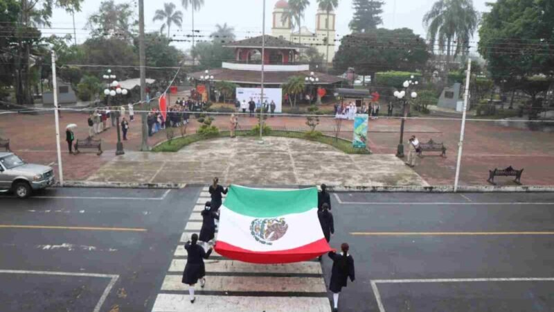 CONMEMORAN AUTORIDADES MUNICIPALES EL DÍA DE LA BANDERA