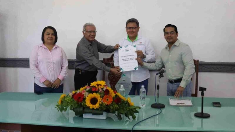 RECONOCE PRESIDENTE MUNICIPAL TRAYECTORIA DE PACO SOLANO CARTERO POSTAL DE LA OFICINA DE CORREOS DE FORTÍN