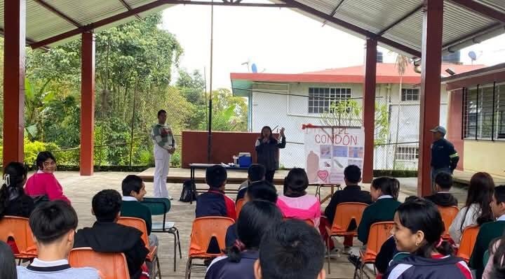 LLEVAN PLÁTICAS DE SALUD A TELESECUNDARIA DE ATOYAC