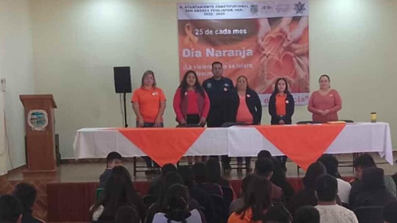 IMPARTEN PLÁTICA SOBRE VIOLENCIA HACIA LA MUJER A POLICÍAS Y ESTUDIANTES