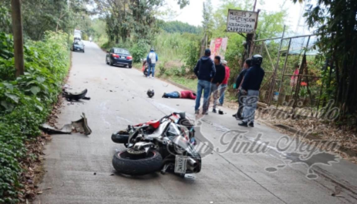 MUERE MOTOCICLISTA AL CHOCAR CON CAMIONETA