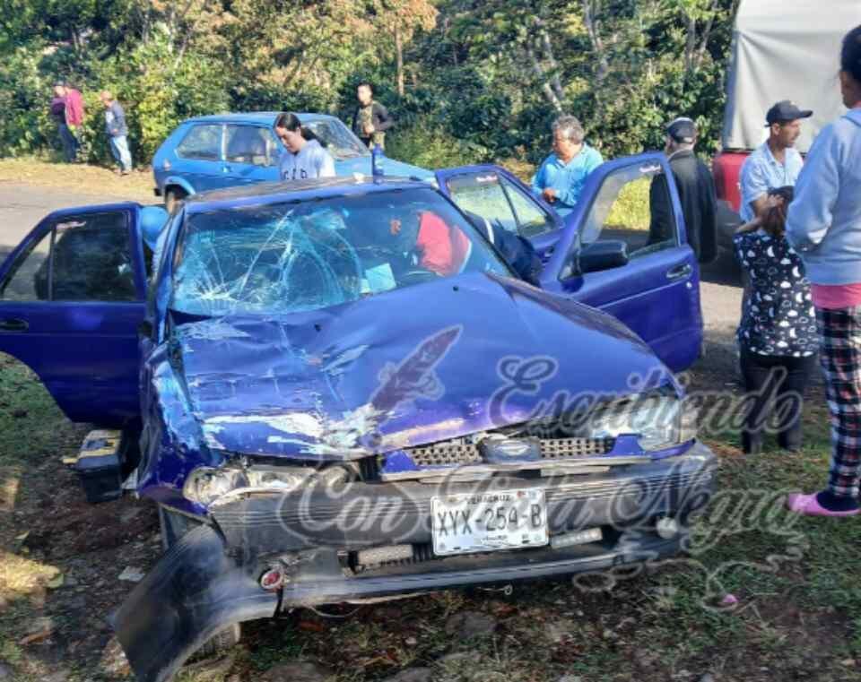 SE ESTRELLA TSURU CONTRA CAMIONETA; 5 LESIONADOS, EL SALDO