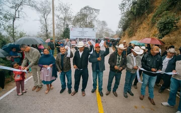 ALCALDE DE COSCO ENTREGA OBRA EN ZACATLA